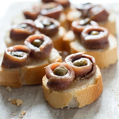 anchois sur pain pour un apéritif à l'italienne