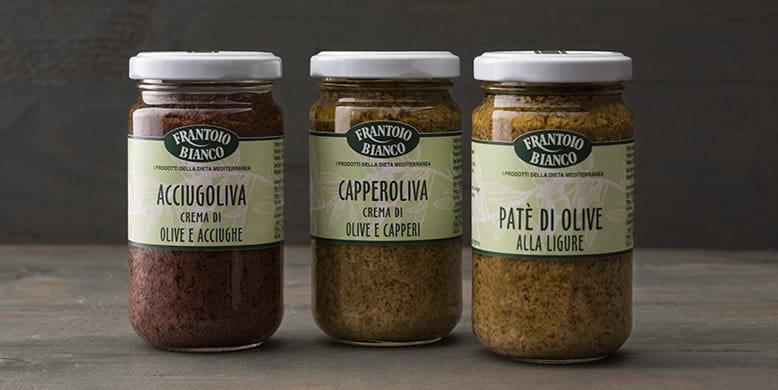 Mélange de câpres et olives vertes condiments italienne